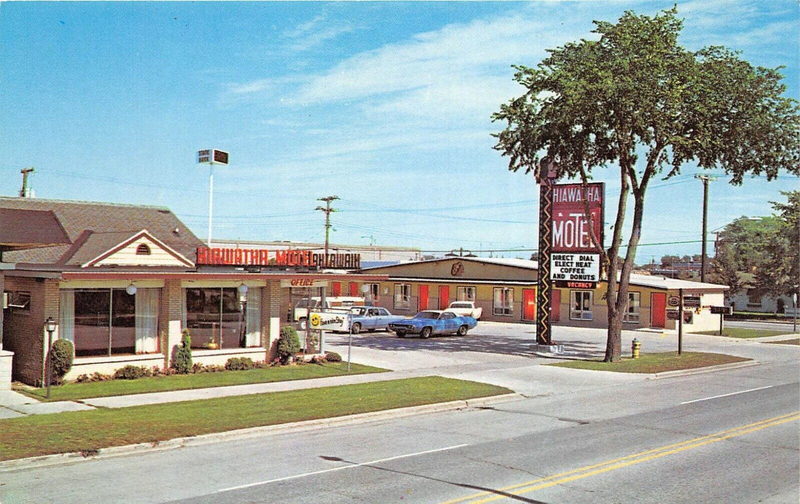 Hiawatha Motel - Old Postcard (newer photo)